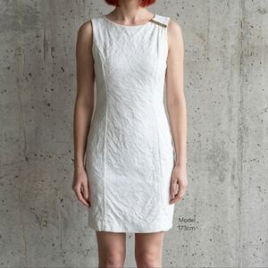 18 Cerruti White Embroidered Floral Sheath Dress